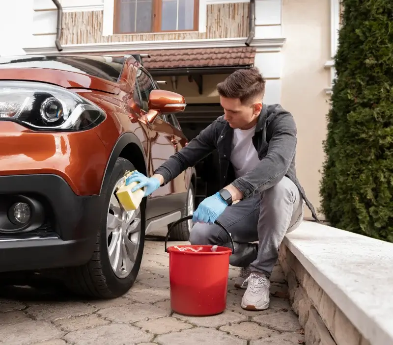 Lavage auto à domicile Saint-Martin-de-Bienfaite-la-Cressonnière : professionnel intervenant sur un véhicule